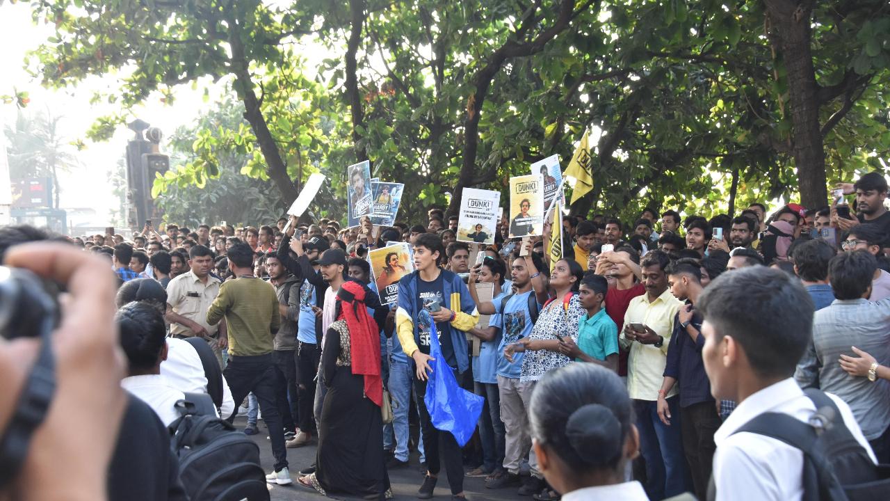 इस दौरान यह सभी फैंस `डंकी` को लेकर काफी उत्साहित दिखाई दिए. 