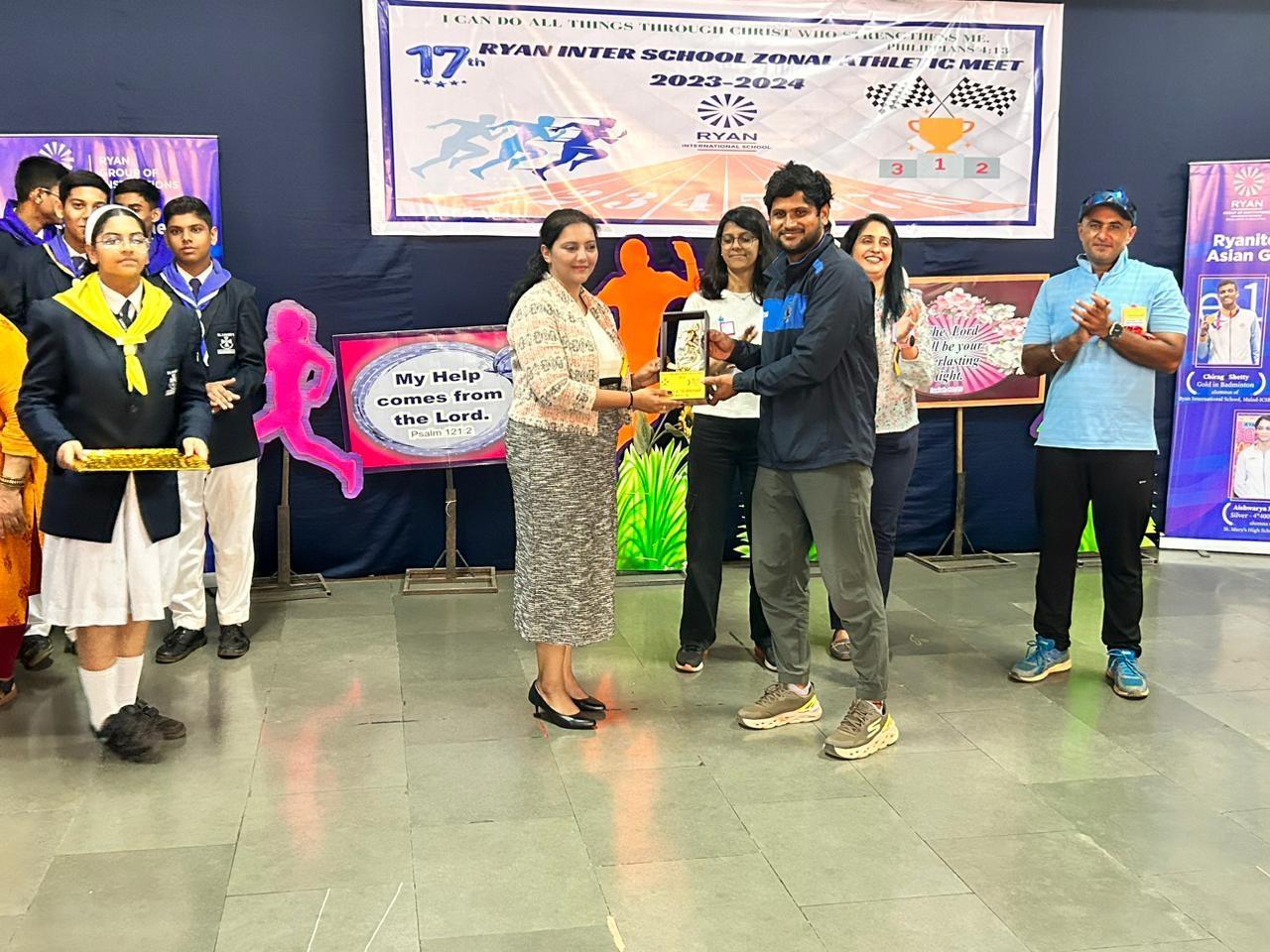 लड़कियों में ईशानवी मिश्रा ने अंडर-10, जिया डबली ने अंडर-14 और वैदेही त्रिपाठी ने अंडर-16 में एकल चैंपियनशिप ट्रॉफी जीती.