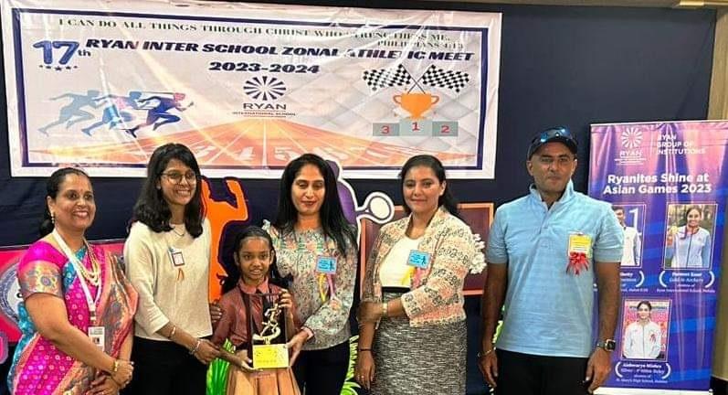 विजेताओं को एक भव्य समारोह में सम्मानित किया गया, जिसमें माता-पिता और खेल क्षेत्र के विशेष अतिथि शामिल हुए.