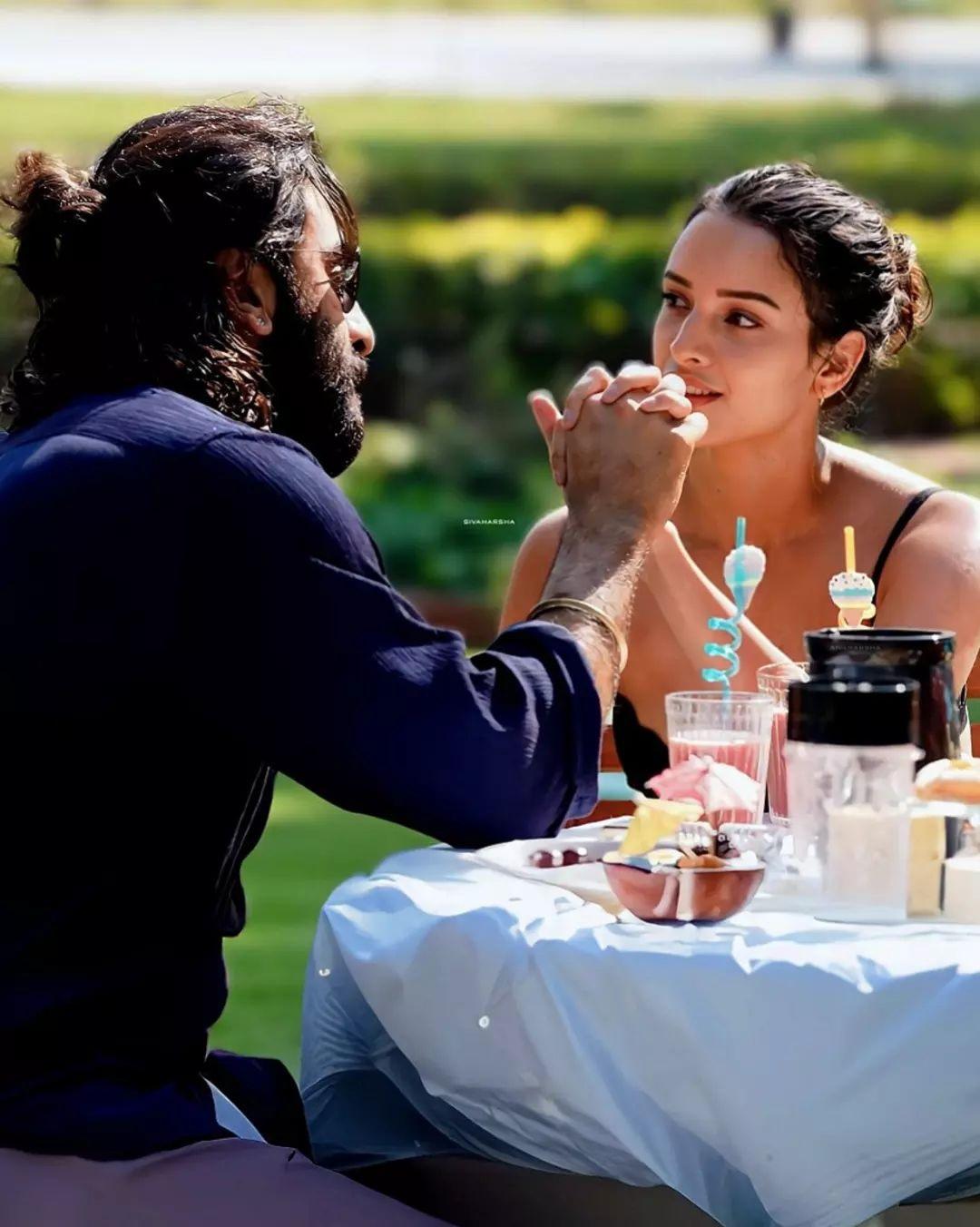 उन्होंने आगे बताया कि एक कलाकार के रूप में यह उनका काम है और उन्हें इसके प्रति ईमानदार रहना होगा. 