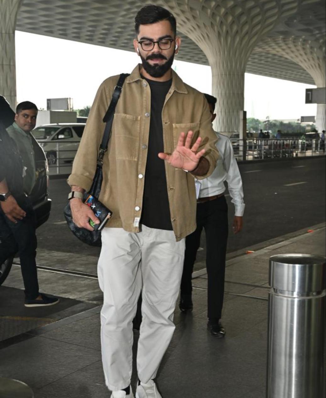 विराट कोहली दक्षिण अफ्रीका के भारत दौरे के लिए रवाना हो रहे थे. 