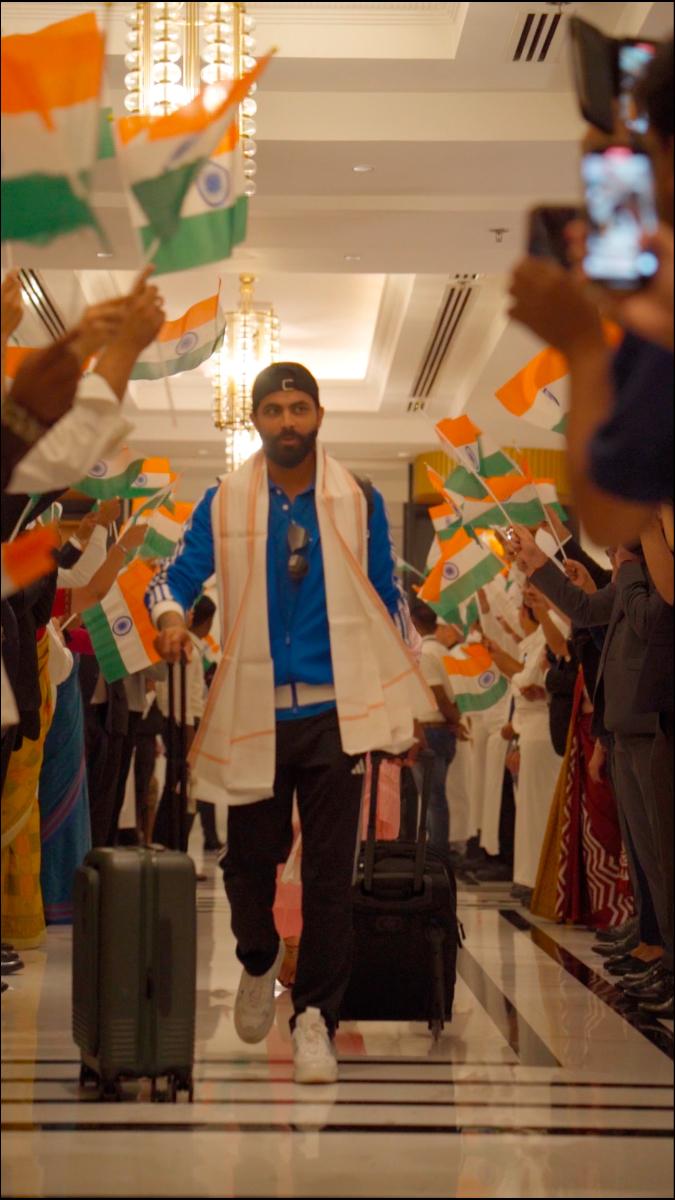 भारतीय क्रिकेट टीम ने 10 में से 10 मैच जीतकर फाइनल में जगह बनाई है. टीम इंडिया जब अहमदाबाद पहुंची तो यहां उनका भव्य स्वागत किया गया.