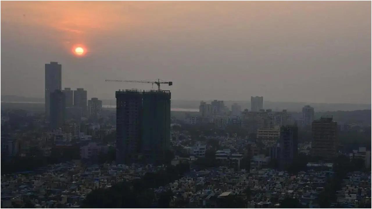 ये छोटे कण, विशेष रूप से पीएम 2.5 और पीएम 10, फेफड़ों में गहराई तक प्रवेश कर सकते हैं, जिससे सूजन हो सकती है और पहले से मौजूद श्वसन संबंधी समस्याएं बढ़ सकती हैं.