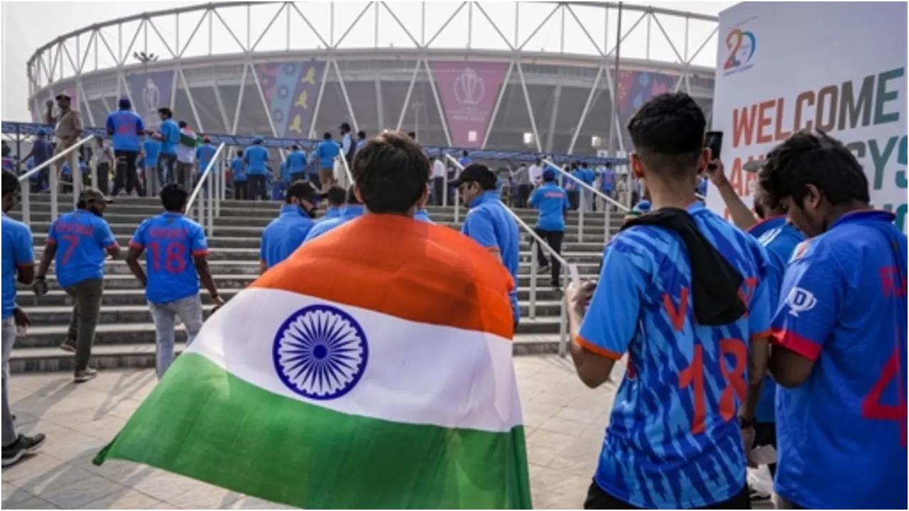नरेंद्र मोदी स्टेडियम में पहुंचे प्रशंसक.