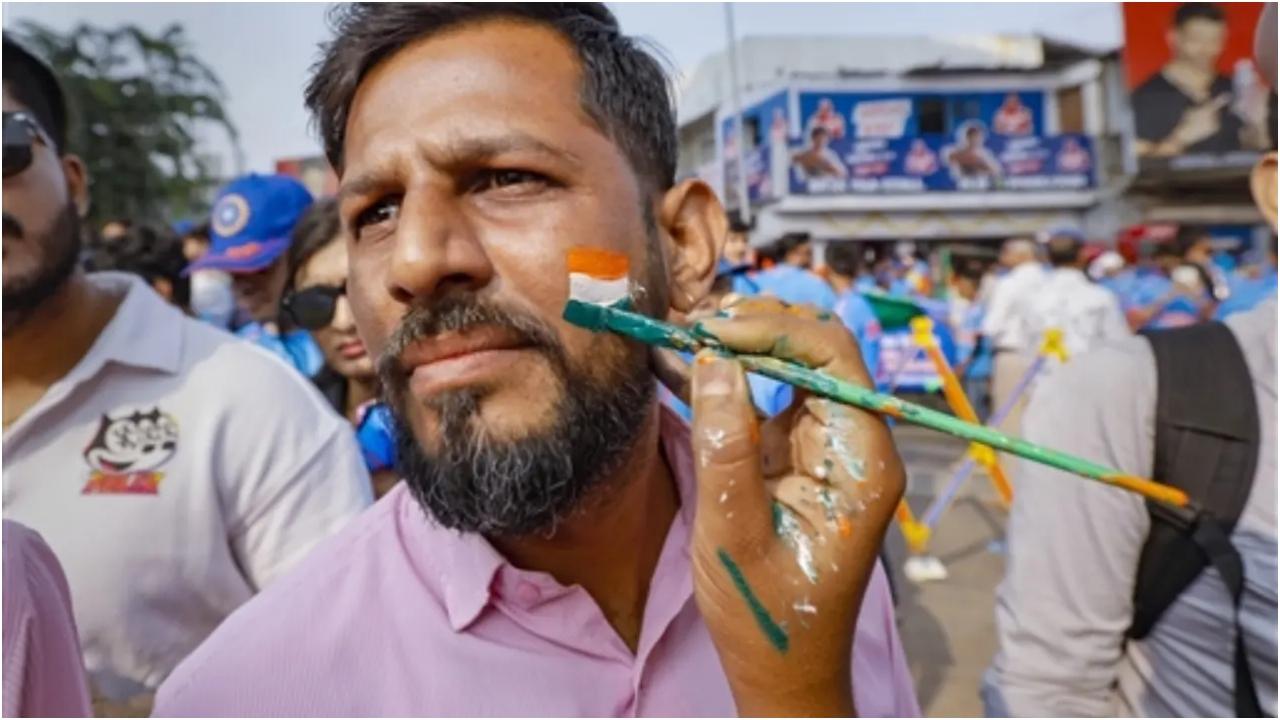 आईसीसी पुरुष क्रिकेट विश्व कप 2023 देखने के लिए नरेंद्र मोदी स्टेडियम में पहुंचते ही एक प्रशंसक ने अपना चेहरा राष्ट्रीय ध्वज के रंग में रंग लिया.
