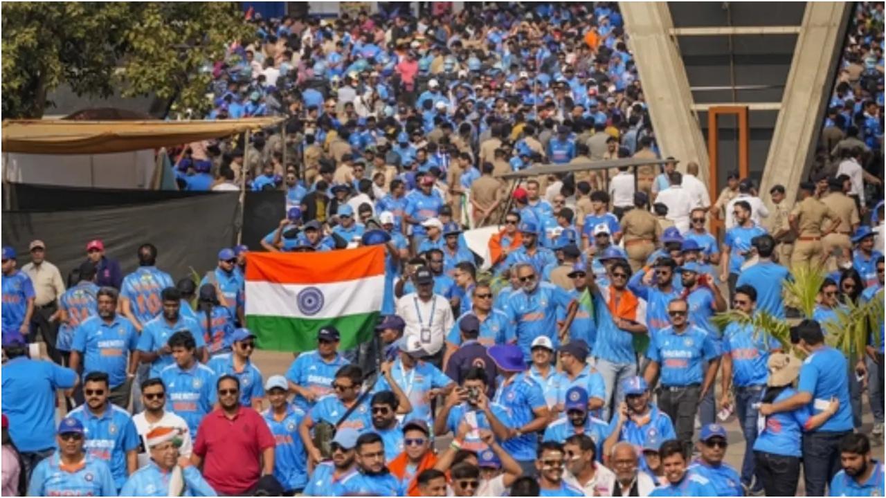 अहमदाबाद में भारत और ऑस्ट्रेलिया के बीच आईसीसी पुरुष क्रिकेट विश्व कप 2023 का फाइनल देखने के लिए प्रशंसक नरेंद्र मोदी स्टेडियम पहुंचे हैं.