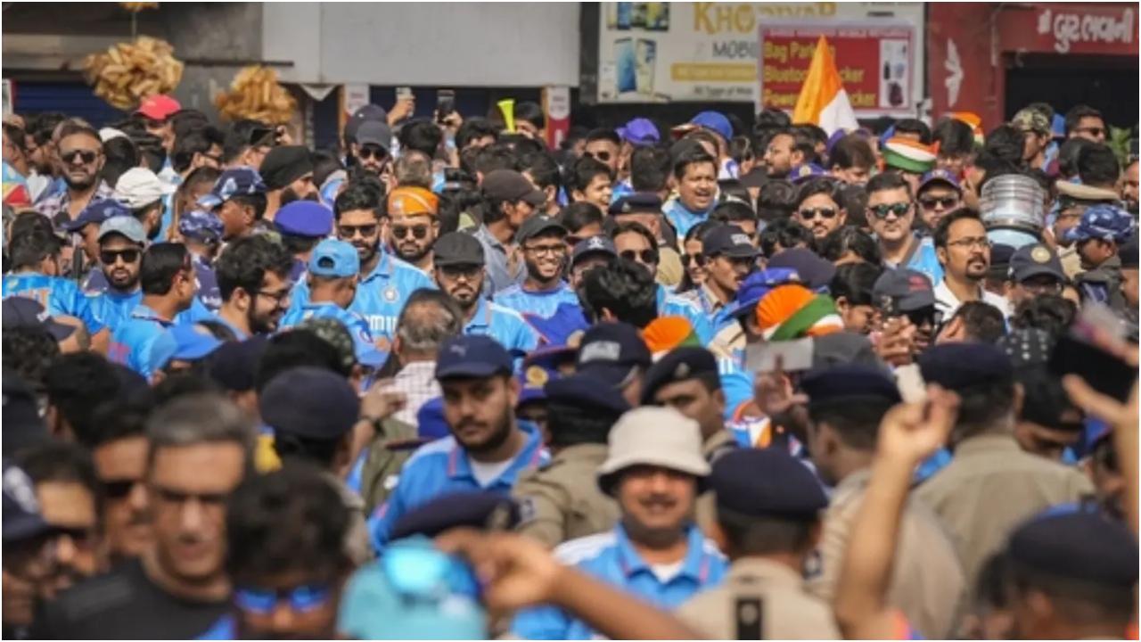 आईसीसी पुरुष क्रिकेट विश्व कप 2023 के प्रदर्शन के लिए अहमदाबाद के नरेंद्र मोदी स्टेडियम में उत्साही भीड़ जमा हुई.