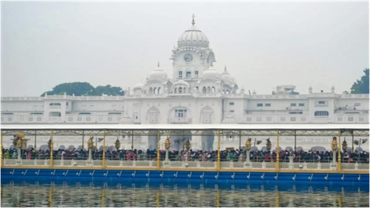गुरुपर्व पर पूरे दिन गुरुद्वारों में प्रार्थनाएं होती रहती हैं. त्योहार के कई घटक देर रात तक जारी रहते हैं, जब भक्त लंगर में शामिल होते हैं. लंगर का खाना शुभ माना जाता है और शुभ अवसरों पर परोसा जाने वाला पारंपरिक प्रसाद कड़ा प्रसाद है. महत्वपूर्ण दिन पर, कई लोग सेवा में भाग लेते हैं और भोजन चढ़ाते हैं.