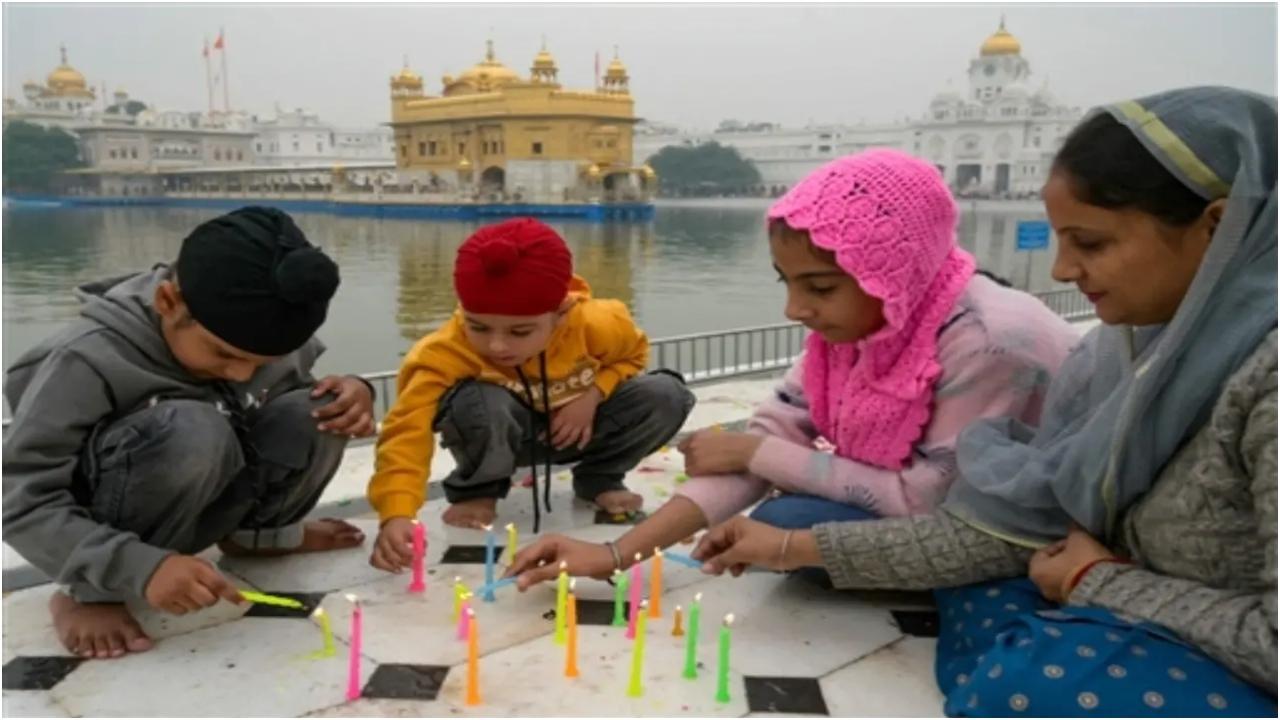 सोमवार को गुरु नानक जयंती के अवसर पर पवित्र तीर्थस्थल स्वर्ण मंदिर को रोशन किया गया है.