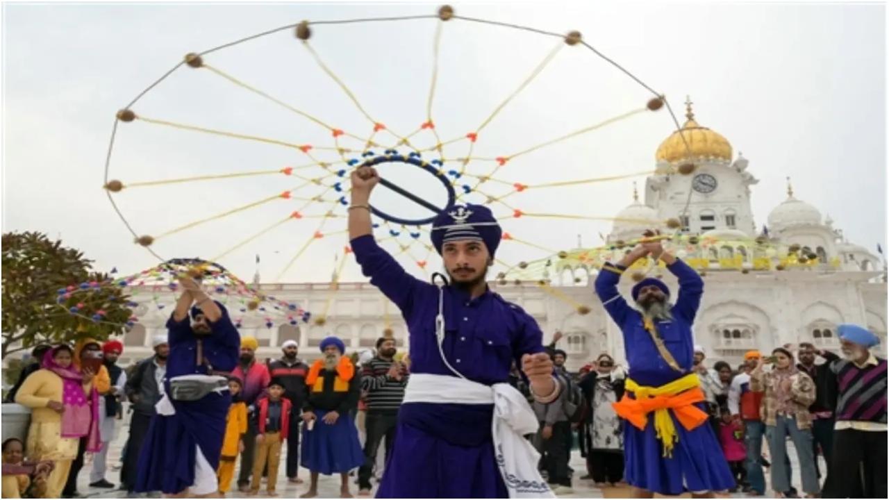 गुरु नानक जयंती, जिसे गुरुपर्व के नाम से भी जाना जाता है, एक पवित्र त्योहार है जो सिख धर्म के पहले गुरु - गुरु नानक देव की जयंती का प्रतीक है.