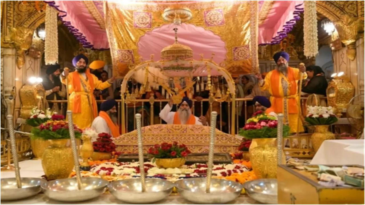 यह सिख धर्म में एक महत्वपूर्ण दिन है क्योंकि यह 10 सिख गुरुओं में से पहले और सिख धर्म के संस्थापक गुरु नानक देव जी की जयंती का जश्न मनाता है. यह उत्सव अपनी उत्कट भक्ति, आध्यात्मिक सभाओं और सिख धर्म के पवित्र ग्रंथ गुरु ग्रंथ साहिब के भजनों के पाठ के लिए उल्लेखनीय है.