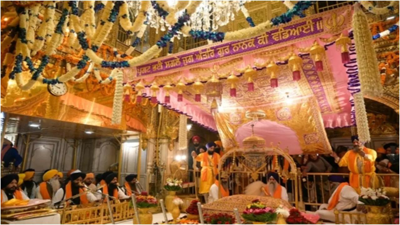 हर साल यह शुभ अवसर कार्तिक मास की पूर्णिमा को मनाया जाता है, जिसे कार्तिक पूर्णिमा के नाम से भी जाना जाता है. इस दिन प्रकाश उत्सव भी मनाया जाता है.