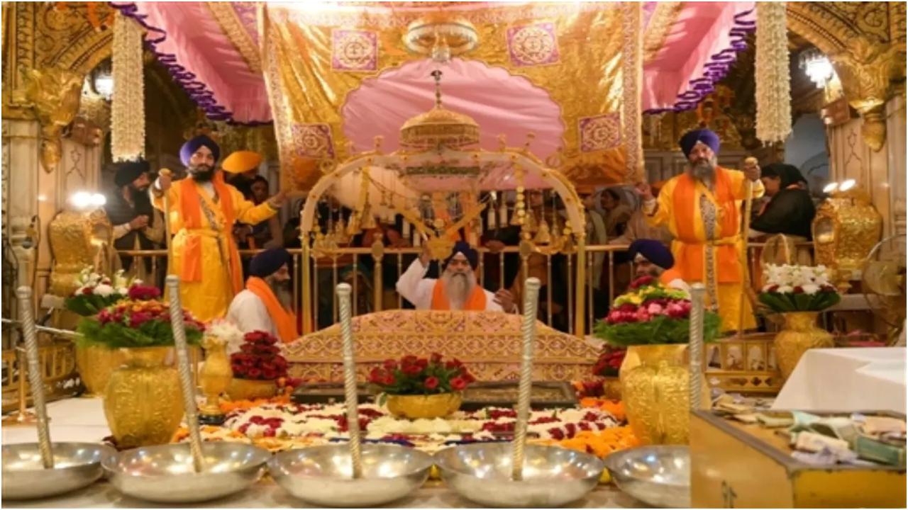 गुरु नानक देव, जो बचपन से ही ईश्वर के प्रति समर्पित थे, एक शांतिप्रिय व्यक्ति थे, जिन्होंने अपना पूरा जीवन समानता और सहिष्णुता को बढ़ावा देने में बिताया. उनका जन्म 1469 में पाकिस्तान के लाहौर के पास राय भोई दी तलवंडी गांव में हुआ था, जिसे आज ननकाना साहिब के नाम से जाना जाता है.