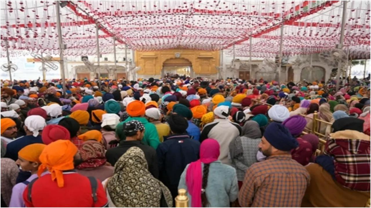 गुरु नानक ने कई भजन लिखे, जिन्हें गुरु अर्जन ने आदि ग्रंथ में संकलित किया. वह भारत भर के तीर्थ स्थानों पर गए. गुरु ग्रंथ साहिब के प्राथमिक छंद इस तथ्य पर आधारित हैं कि ब्रह्मांड का निर्माता एक है. उनके शब्द मानवता की निस्वार्थ सेवा का संदेश भी फैलाते हैं.