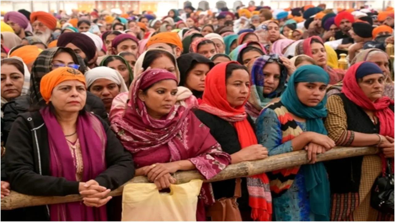 भजन गाते हुए भक्तों के साथ प्रभात फेरियां (सुबह की जुलूस) त्योहार से दो दिन पहले शुरू होती हैं और इलाकों में जाती हैं. लोग सिख पवित्र ग्रंथ, गुरु ग्रंथ साहिब का पाठ करके अखंड पथ का पालन करते हैं. गुरु नानक की जन्मतिथि से एक दिन पहले भक्त नगर कीर्तन भी करते हैं. पंज प्यारे या सिख त्रिकोण ध्वज, निशान साहिब ले जाने वाले पांच लोग परेड का नेतृत्व करते हैं. परेड के दौरान, पवित्र गुरु ग्रंथ साहिब को पालकी में ले जाया जाता है और लोग समूहों में भजन गाते हैं और पारंपरिक संगीत वाद्ययंत्र बजाते हैं.