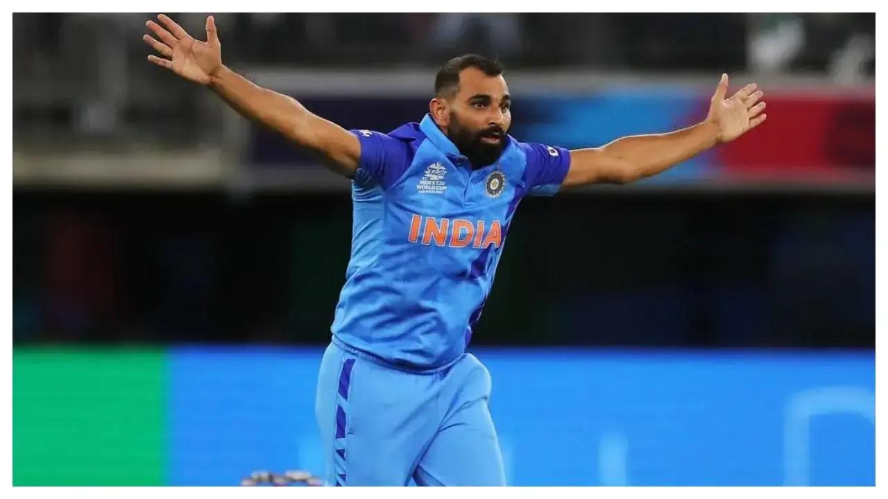 भारत: मोहम्मद शमी
आईसीसी विश्व कप 2023 में भारत के मोहम्मद शमी को पहले पांच मैचों के लिए बाहर कर दिया गया था. हार्दिक पंड्या के चोटिल होने के बाद उन्हें टीम में खेलने का मौका मिला. शमी के नाम अब दो बार पांच विकेट और एक बार चार विकेट दर्ज हैं. अब तक उन्होंने जितने भी मैच खेले हैं उनमें भारत के लिए अहम विकेट झटके हैं.