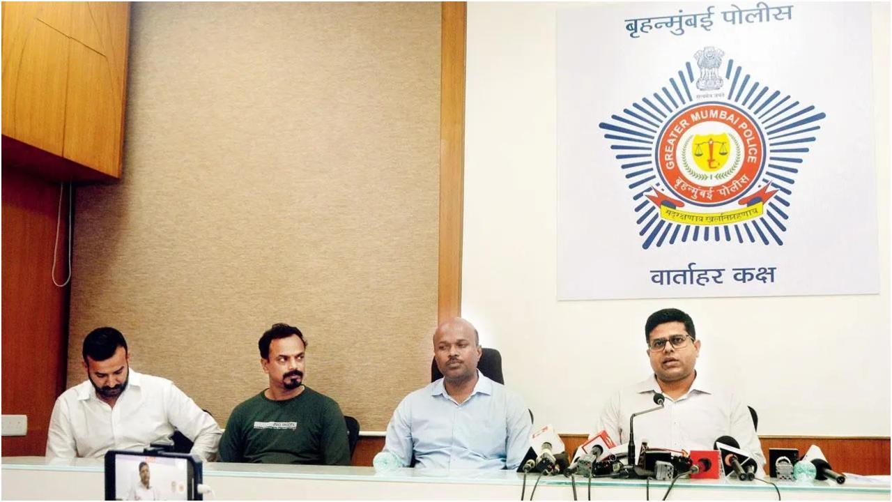 प्रेस को संबोधित करते डीसीपी राज तिलक रौशन। तस्वीर/सतेज शिंदे