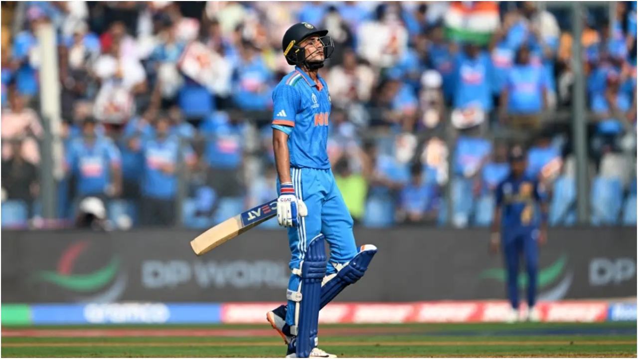 भारत: शुभमन गिल
भारत के सलामी बल्लेबाज शुभमन गिल डेंगू के कारण आईसीसी विश्व कप 2023 के कुछ मैच नहीं खेल पाए. लेकिन जब उन्होंने वापसी की तो उन्होंने टीम के लिए लगातार अच्छा प्रदर्शन किया. श्रीलंका के खिलाफ एक मैच में, युवा खिलाड़ी ने 11 चौकों और 2 छक्कों की मदद से 92 रन की पारी खेली.