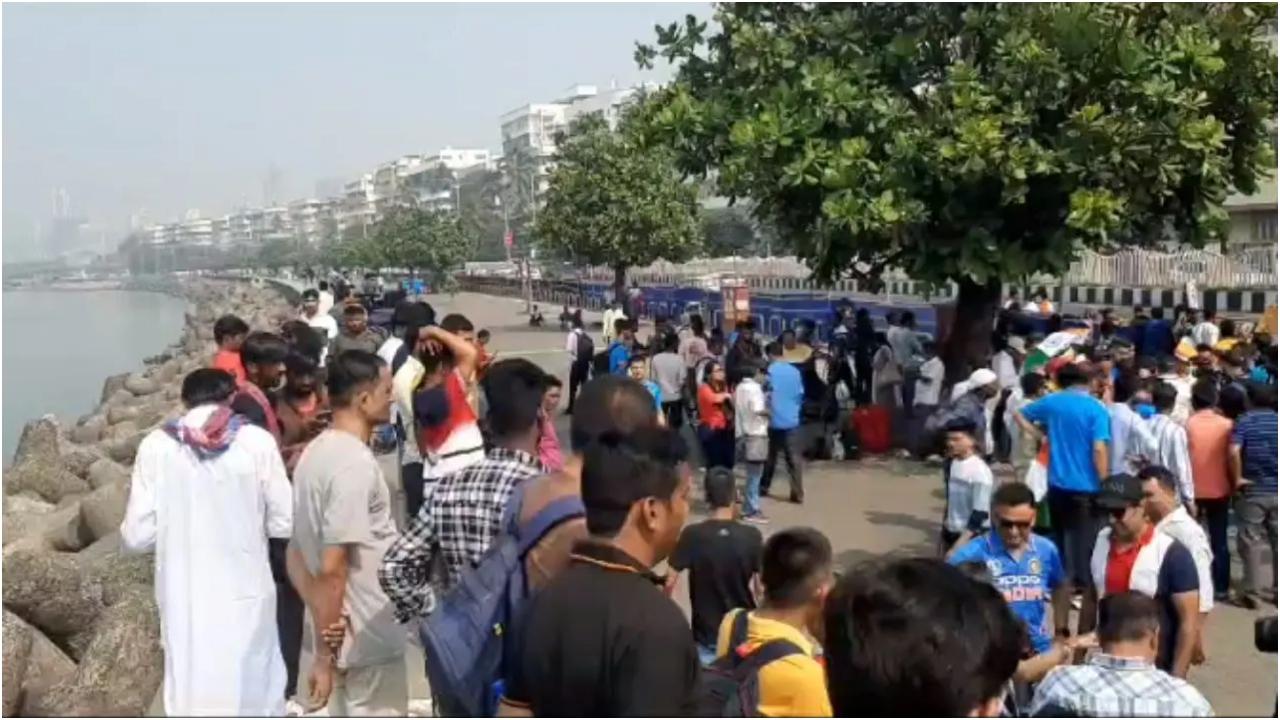 फैंस टीम इंडिया के लिए जयकार करते हुए रचनात्मक तख्तियां लेकर आए, कुछ लोग विराट कोहली के लिए विशेष सामान लेकर आए.