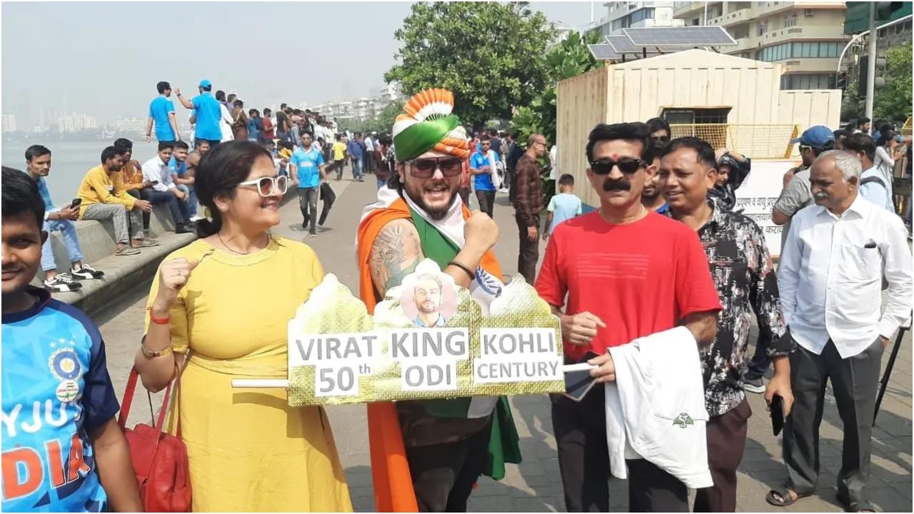 मैच से पहले, क्रिकेट प्रेमी अपने पसंदीदा `मेन इन ब्लू` का उत्साह बढ़ाने के लिए वानखेड़े स्टेडियम के पास मरीन ड्राइव पर एकत्र हुए.