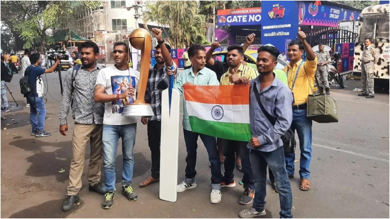 कुछ प्रशंसक अपने साथ विश्व कप ट्रॉफी, बल्ले और न जाने क्या-क्या की मूर्तियां लेकर आए.