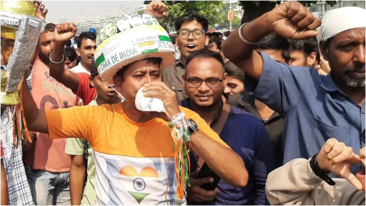 इसके अतिरिक्त, प्रशंसकों का एक समूह मैच के लिए अयोध्या से मुंबई पहुंचा; उन्होंने पैदल ही शहर की यात्रा की.