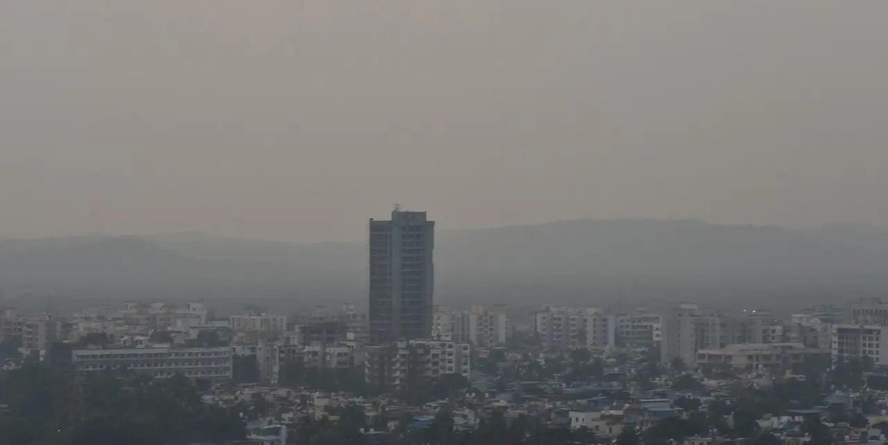 सुबह 11 बजे मुंबई का वायु गुणवत्ता सूचकांक (एक्यूआई) `मध्यम` श्रेणी में 152 पर था. इसके अलावा, नवी मुंबई और ठाणे में भी वायु गुणवत्ता `मध्यम` दर्ज की गई, जहां AQI क्रमशः 148 और 158 था.