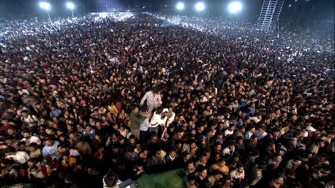 संदीप रेड्डी वांगा की अपकमिंग फिल्म एनिमल के लिए प्री-रिलीज़ इवेंट सोमवार रात मल्ला रेड्डी विश्वविद्यालय ग्राउंड में हुआ.
