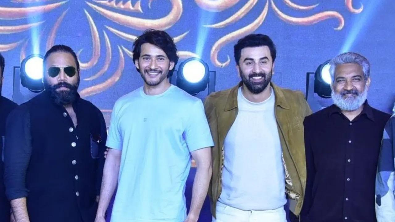 पिक्चर परफेक्ट फ्रेम- संदीप रेड्डी वांगा, महेश बाबू, रणबीर कपूर और एसएस राजामौली मंच पर एक साथ पोज देते हुए.