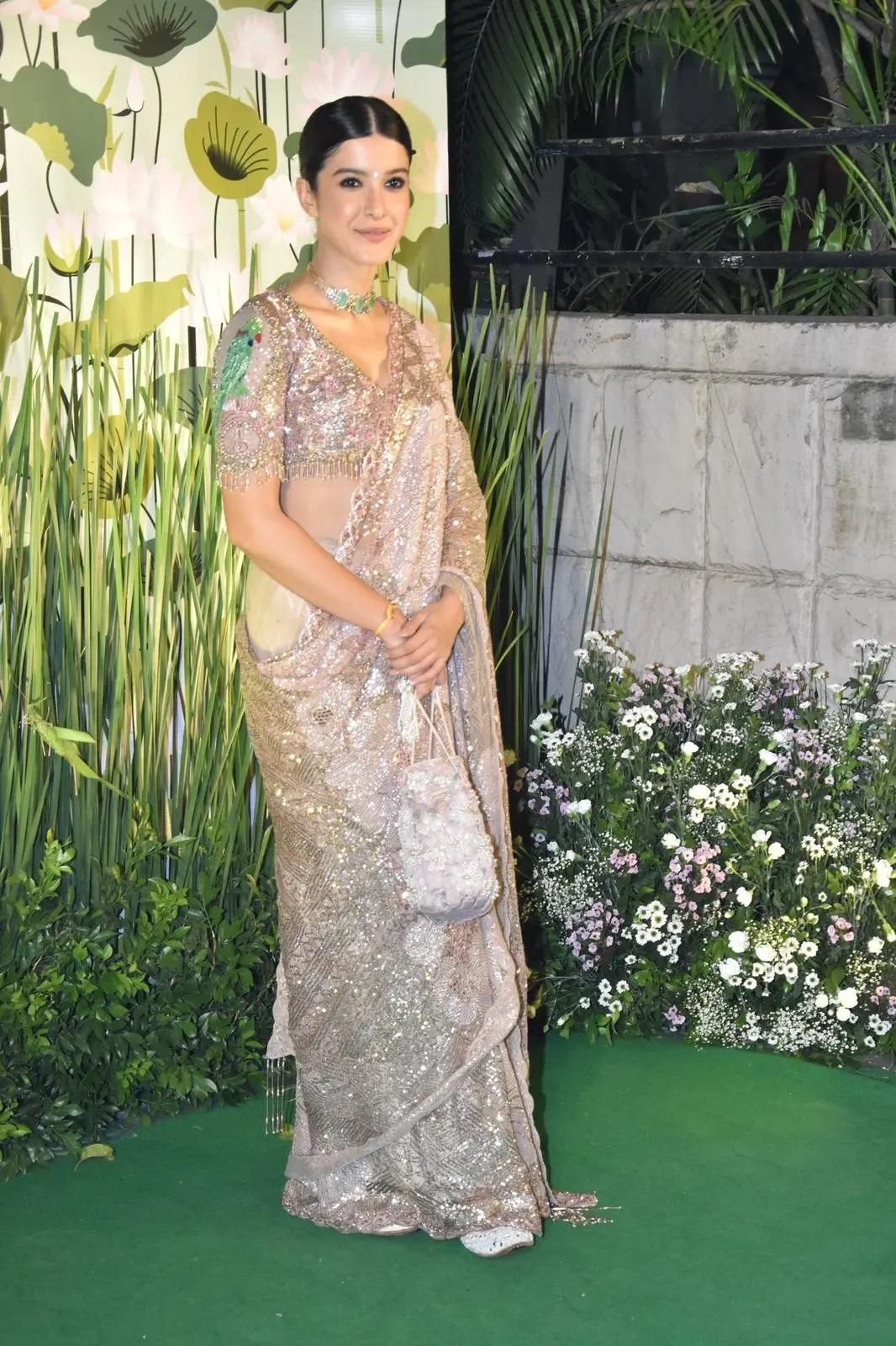 अलीज़ेह अग्निहोत्री इस समकालीन काले पोशाक में बेहद खूबसूरत लग रही थीं.