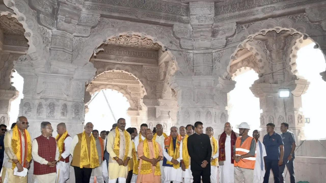 अभिषेक समारोह के लिए प्रधानमंत्री नरेंद्र मोदी, मुख्यमंत्री योगी आद्यानाथ और देशभर से हजारों संतों को आमंत्रित किया गया है.