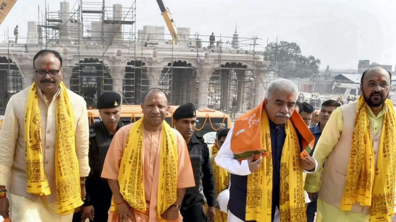 इस बीच, उत्तर प्रदेश के मुख्यमंत्री योगी आदित्यनाथ ने गुरुवार को अपने कैबिनेट सहयोगियों के साथ अयोध्या में श्रीराम जन्मभूमि मंदिर निर्माण स्थल का दौरा किया. यह कथित तौर पर अयोध्या में आयोजित यूपी कैबिनेट की एक विशेष बैठक का हिस्सा था.
