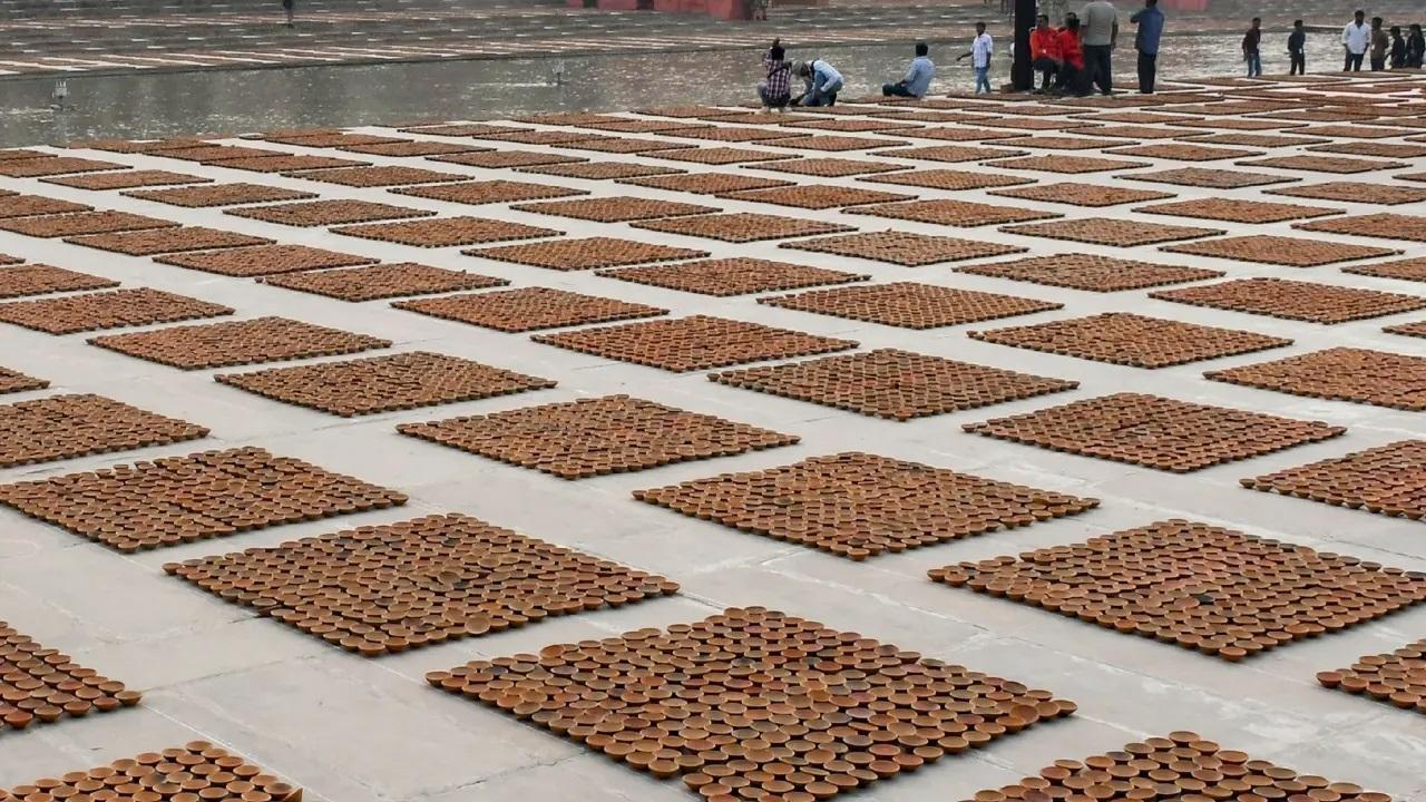 मुख्यमंत्री योगी आदित्यनाथ ने कैबिनेट मंत्रियों के साथ हनुमानगढ़ी मंदिर में पूजा भी की.
