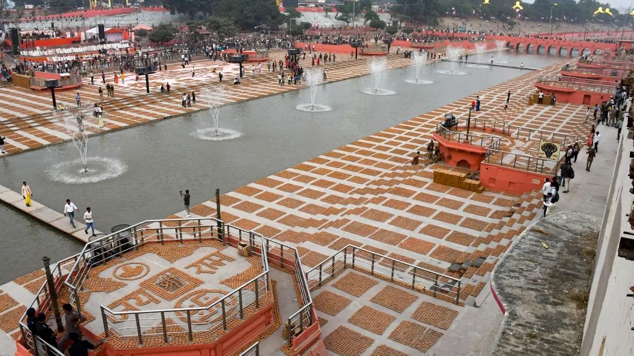 इससे पहले उत्तर प्रदेश के मुख्यमंत्री योगी आदित्यनाथ कैबिनेट मंत्रियों के साथ बस से यात्रा कर रामकथा संग्रहालय पहुंचे. उत्तर प्रदेश के मुख्यमंत्री योगी आदित्यनाथ ने भी अपने कैबिनेट सहयोगियों के साथ गुरुवार को रामलला विराजमान के स्थान पर पूजा-अर्चना की.