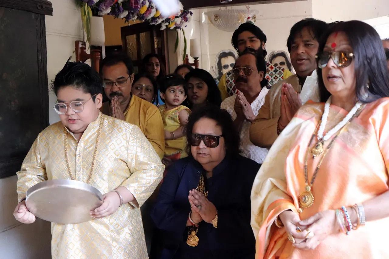 बप्पी लहरी ने भारतीय सिनेमा में संश्लेषित डिस्को संगीत के उपयोग को लोकप्रिय बनाया और अपने कई गाने खुद ही गाए. उन्होंने अमर संगी, आशा ओ भालोबाशा, आमार तुमी, अमर प्रेम, मंदिरा, बदनाम, रक्तलेखा और प्रिया जैसी बंगाली फिल्मों में बॉक्स ऑफिस पर बड़ी सफलताएं दीं.