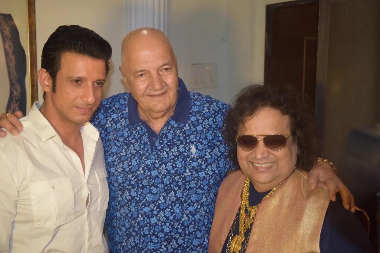 बप्पी लहरी अपने ट्रेडमार्क सोने की चेन और अपने स्टाइलिश धूप के चश्में से कई लोगों के लिए परिचित व्यक्ति थे, 70-80 के दशक के उत्तरार्ध की कई फिल्मों में अपने गीतों के लिए जाने जाते थे. वह 1980 और 1990 के दशक में `वारदात`, `डिस्को डांसर`, `नमक हलाल`, `शराबी`, `डांस डांस`, `कमांडो`, `साहब`, `गैंग लीडर` जैसी फिल्मों के फिल्मी साउंडट्रैक के साथ लोकप्रिय थे. उनका आखिरी बॉलीवुड गाना 2020 की फिल्म 
