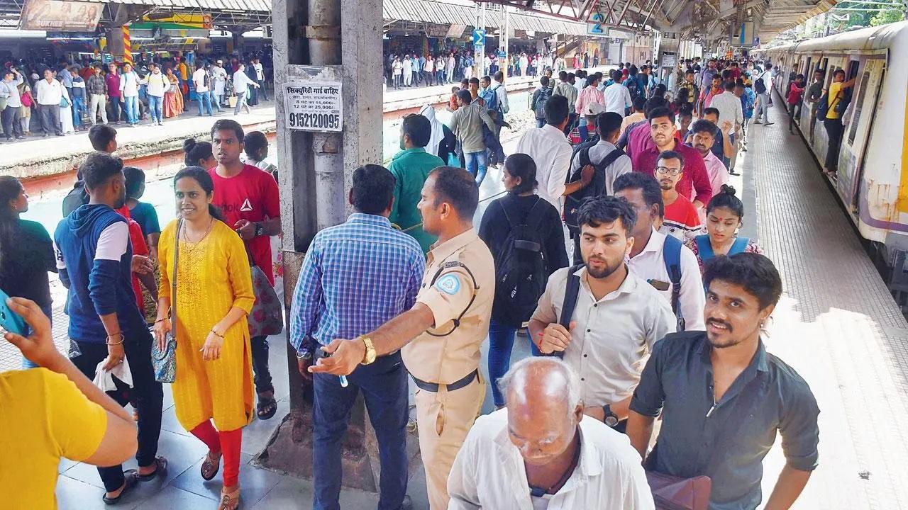 दादर स्टेशन पर कुल 14 प्लेटफार्म. फ़ाइल चित्र/आशीष राजे
