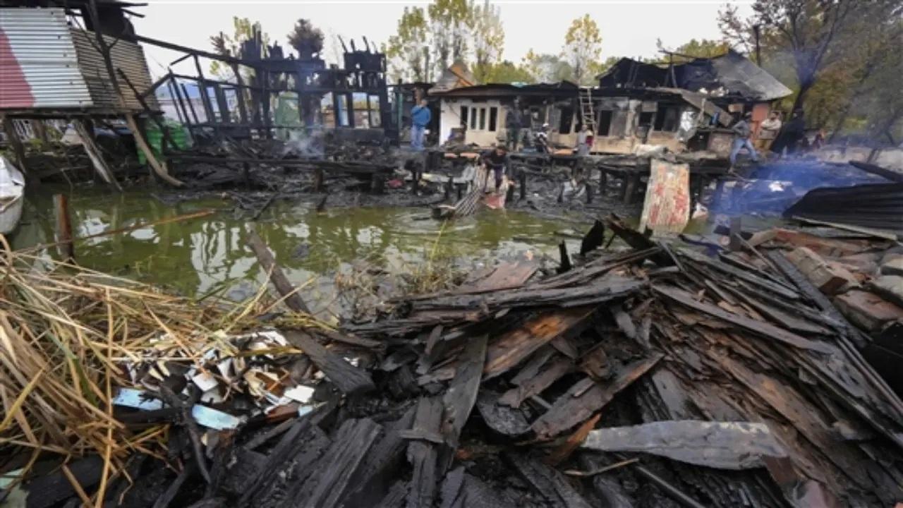 पर्यटकों के शव झील के घाट नौ के पास जले हाउसबोट के मलबे से निकाले गए. 