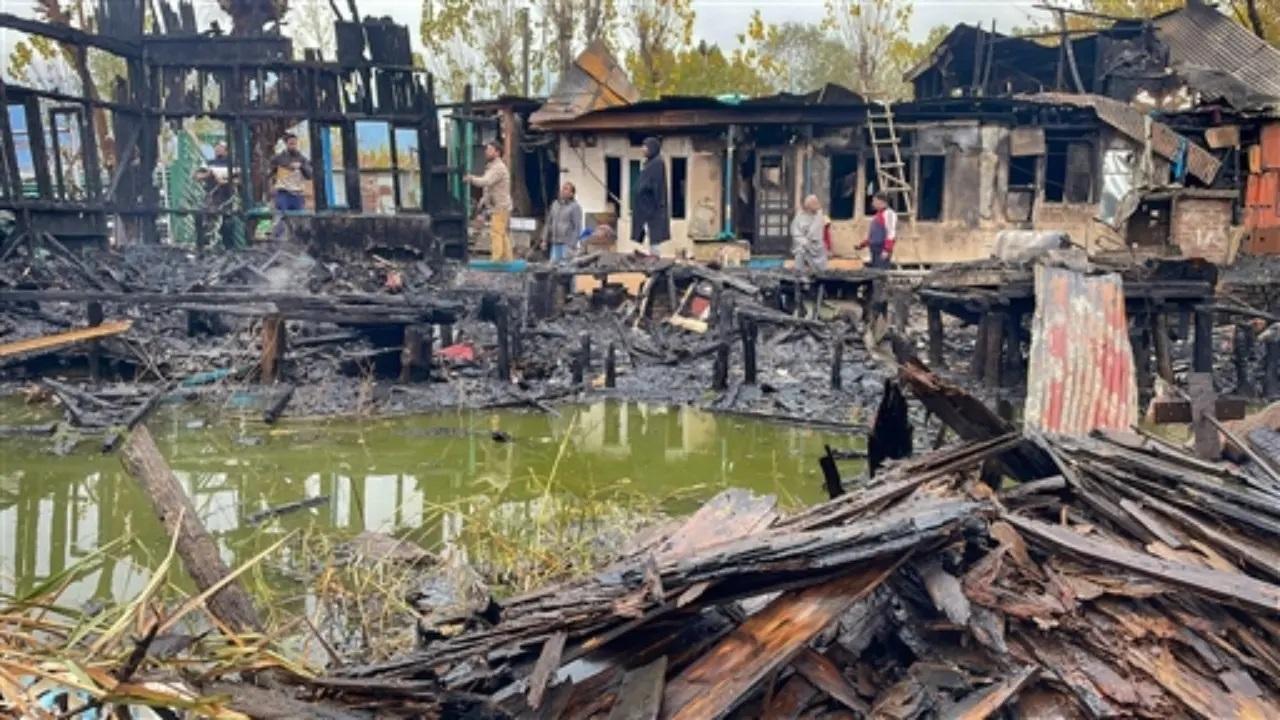 अधिकारियों ने बताया कि सुबह करीब सवा पांच बजे लगी आग में करोड़ों रुपये की संपत्ति नष्ट हो गई.