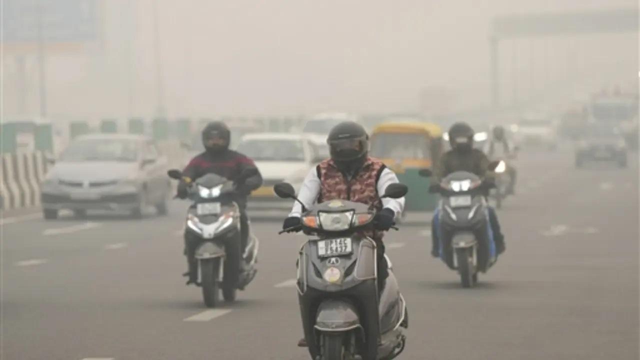 दिल्ली सरकार ने भी छोटे बच्चों को स्वास्थ्य के लिए ख़तरनाक प्रदूषण से बचाने के प्रयास में सभी प्राथमिक विद्यालयों को दो दिनों के लिए बंद करने की घोषणा की है.