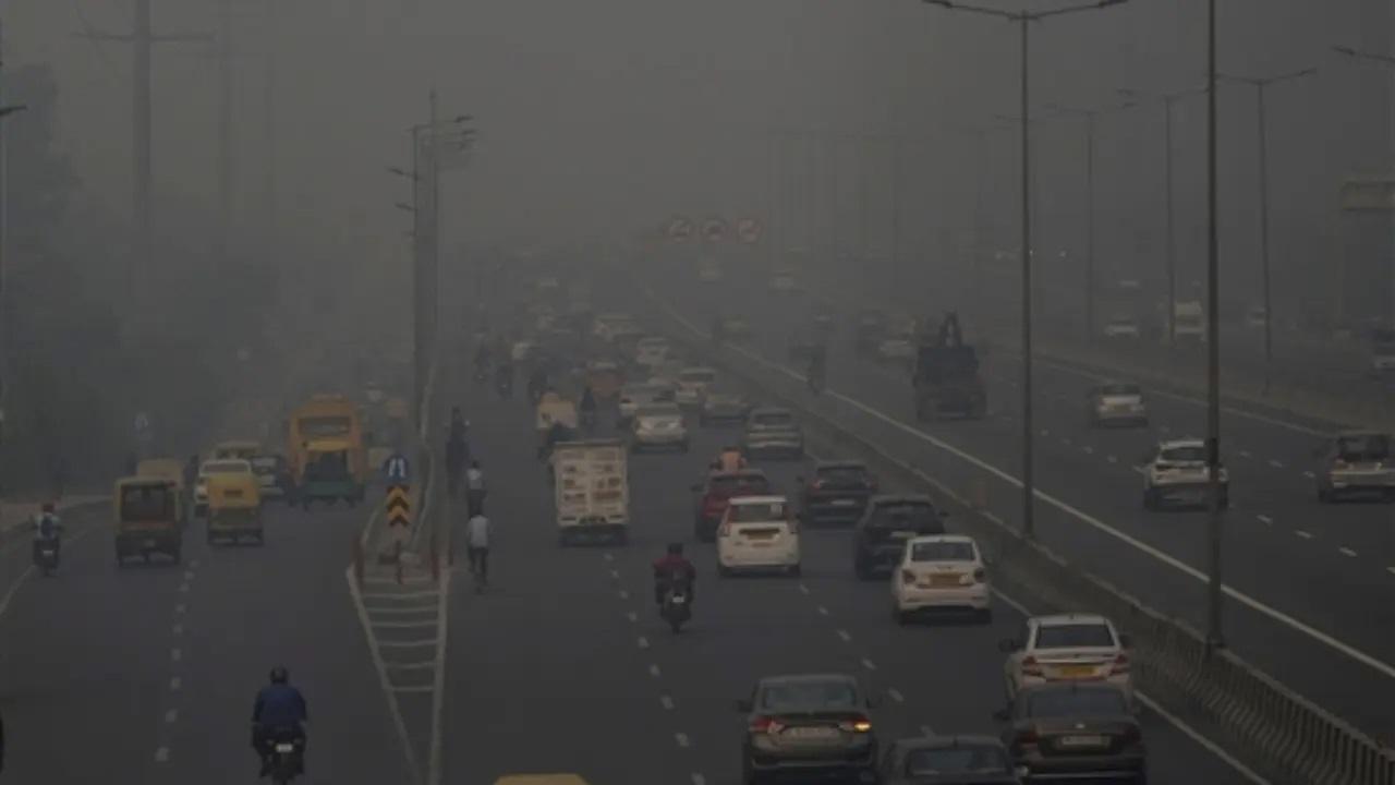 दिल्ली का AQI गुरुवार सुबह 10 बजे 351 से बढ़कर शुक्रवार सुबह 9 बजे 471 हो गया.