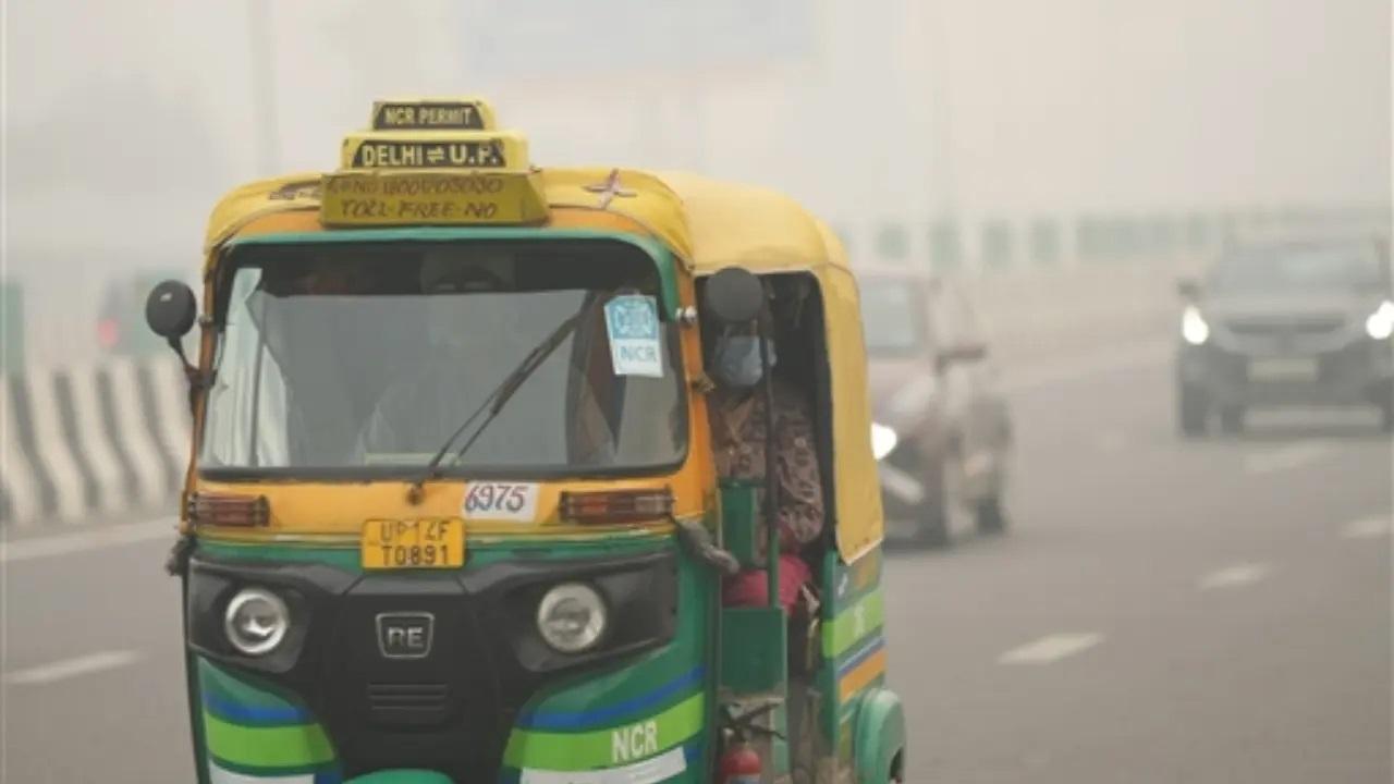 शहर का 24 घंटे का औसत AQI, प्रतिदिन शाम 4 बजे दर्ज किया गया, गुरुवार को 392, बुधवार को 364, मंगलवार को 359, सोमवार को 347, रविवार को 325, शनिवार को 304 और शुक्रवार को 261 था.