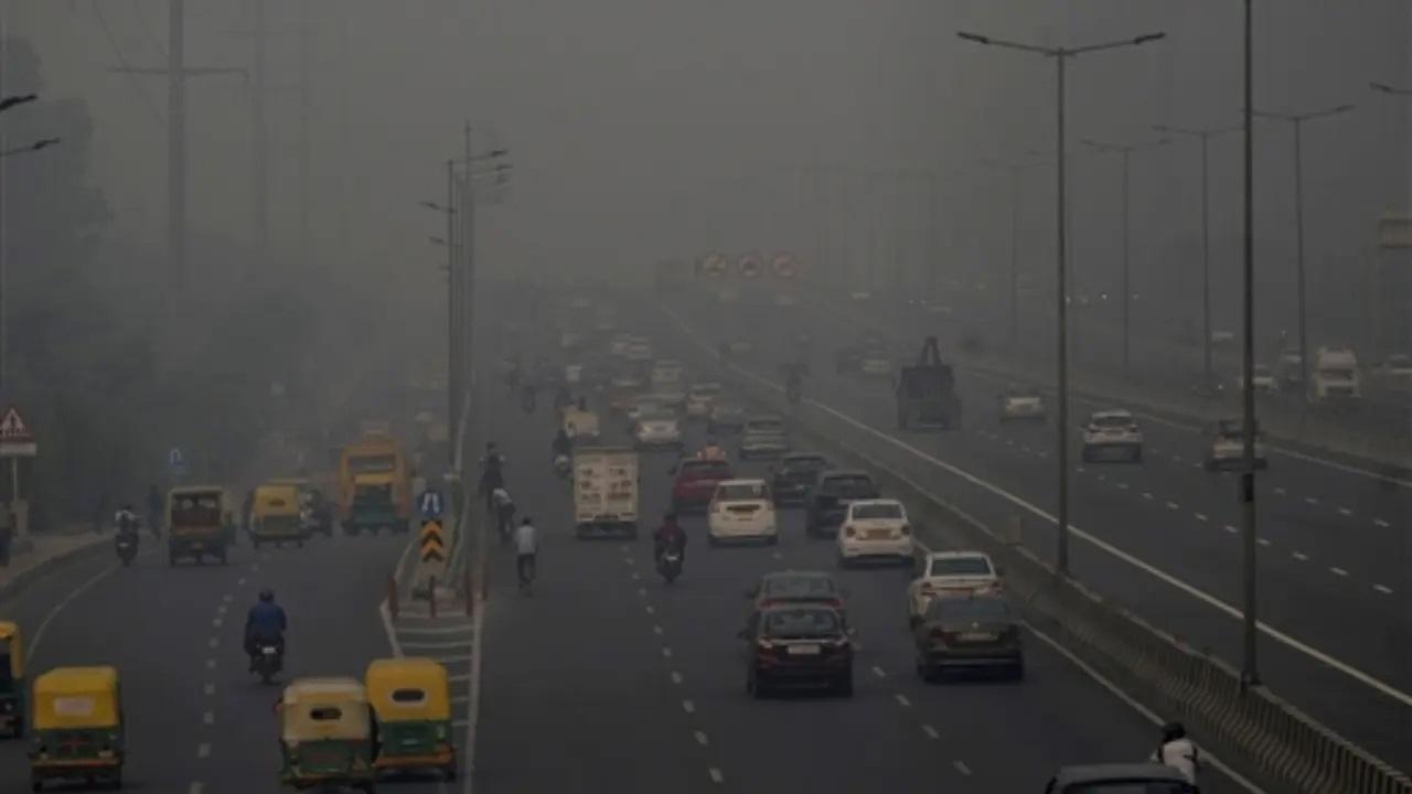 नोएडा में कई स्थानों पर AQI भी ``गंभीर`` श्रेणी में है, सेक्टर 62, सेक्टर 1 और सेक्टर 116 में AQI क्रमशः 483, 413 और 415 दर्ज किया गया है.