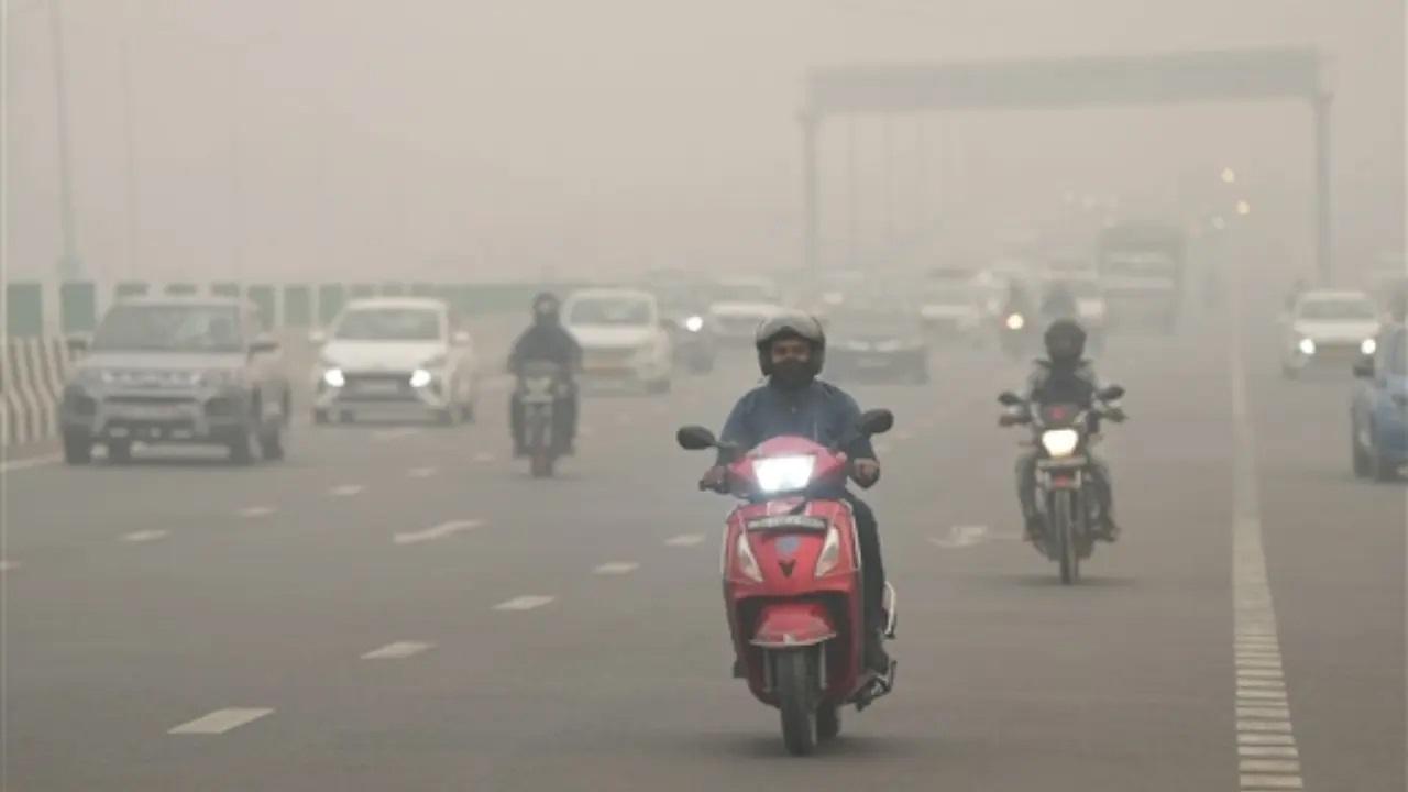 0 से 100 के AQI को अच्छा माना जाता है, जबकि 100 से 200 को मध्यम, 200 से 300 को खराब और 300 से 400 को बहुत खराब माना जाता है, जबकि 400 से 500 या इससे अधिक को गंभीर माना जाता है.