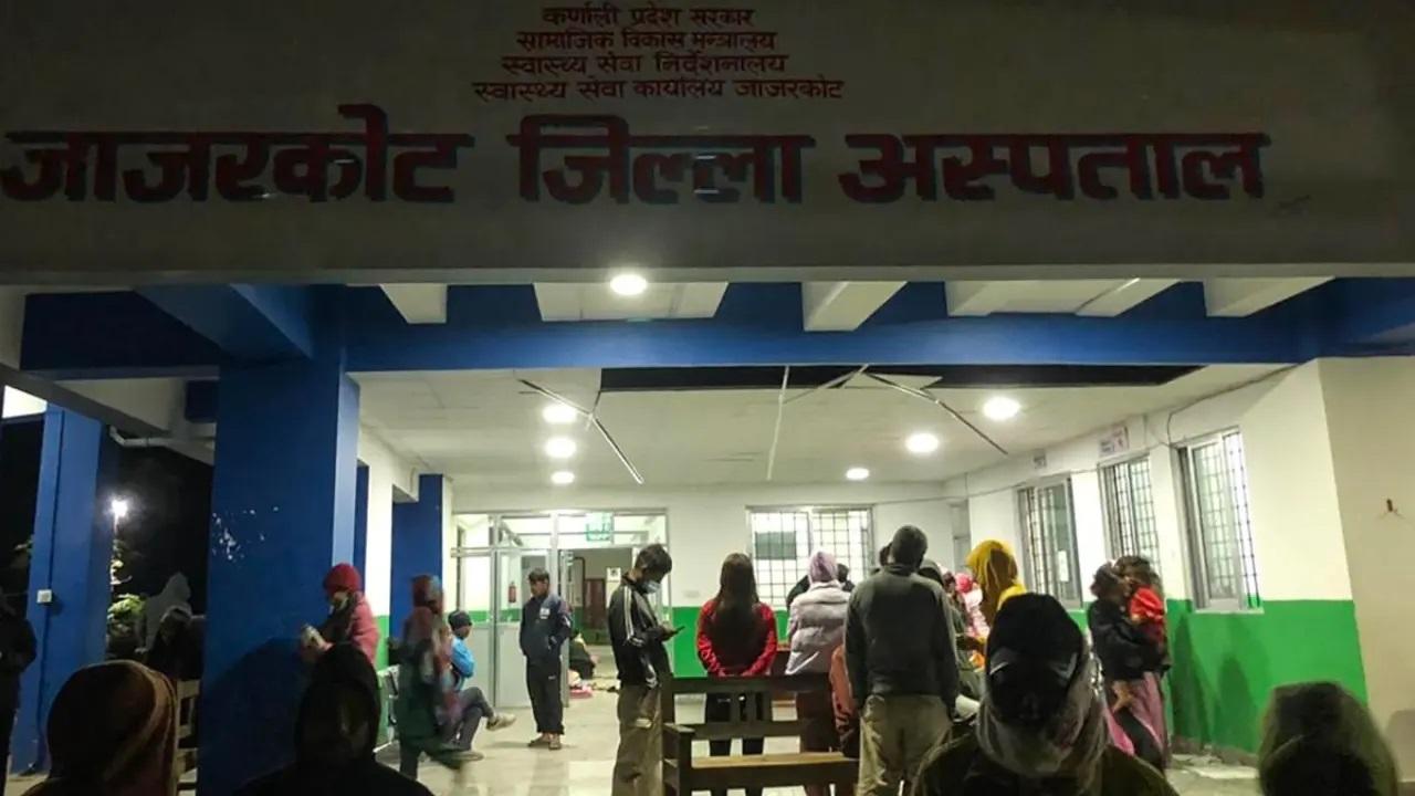 4 नवंबर, 2023 को जाजरकोट में आए भूकंप के बाद जाजरकोट जिला अस्पताल में लोगों का इलाज चल रहा है. (तस्वीर/एएफपी)