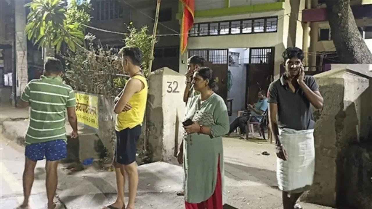 3 नवंबर शुक्रवार रात पटना में भूकंप के झटके महसूस होने के बाद लोग अपने कार्यालयों के बाहर जमा हो गए. राष्ट्रीय भूकंप विज्ञान केंद्र के अनुसार, नेपाल में भारतीय समयानुसार रात 11:32 बजे 6.4 तीव्रता का भूकंप आया. (तस्वीर/पीटीआई)
