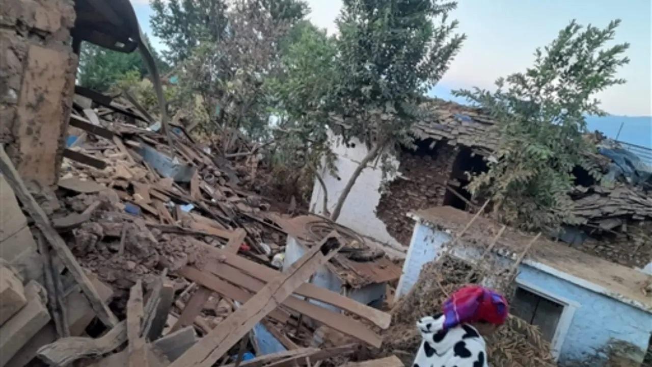 नेपाल के जजरकोट में 6.4 तीव्रता के भूकंप के एक दिन बाद इमारतों का मलबा, जिसमें कम से कम 128 लोग मारे गए और कई अन्य घायल हो गए. (तस्वीर/पीटीआई)