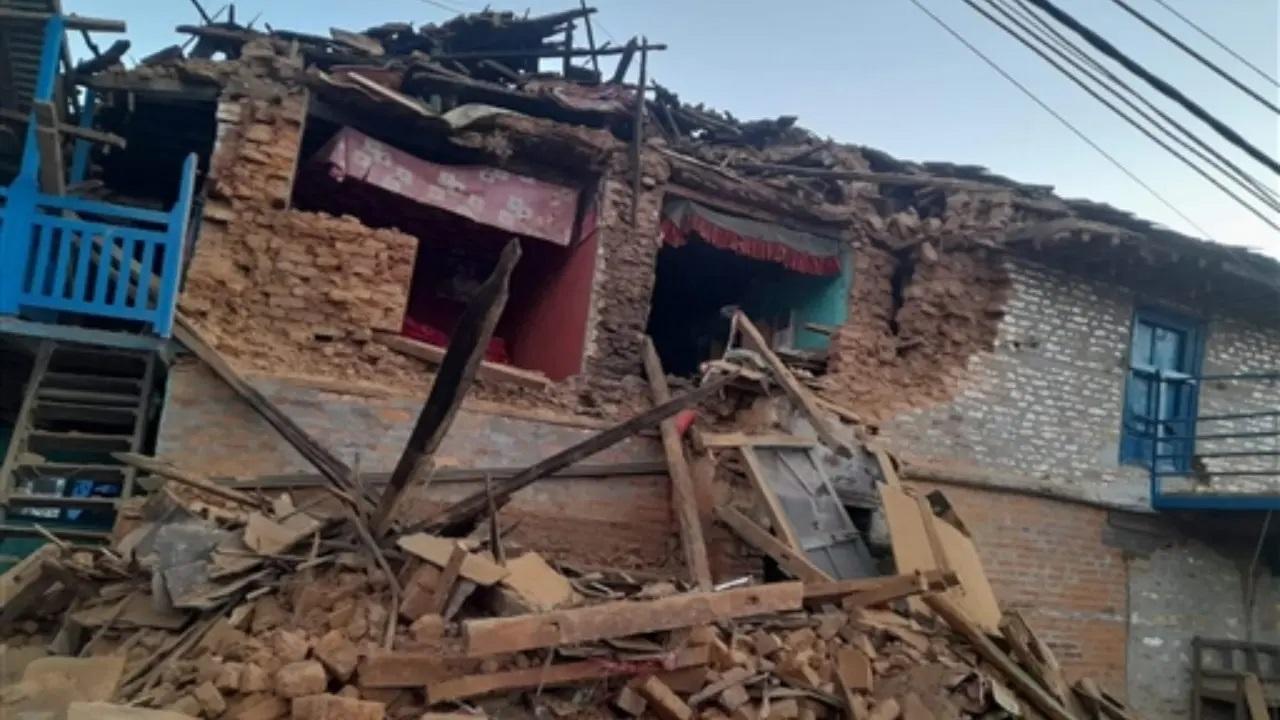 6.4 तीव्रता के भूकंप के एक दिन बाद क्षतिग्रस्त घर. (तस्वीर/पीटीआई)