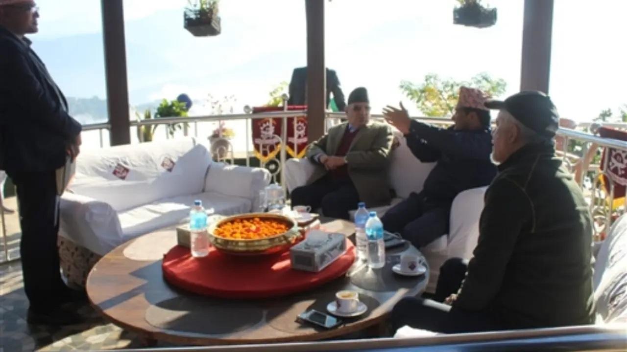 नेपाल के प्रधानमंत्री पुष्प कमल दहल `प्रचंड` जाजरकोट में भूकंप स्थल पर अपनी यात्रा के दौरान. (तस्वीर/पीटीआई)