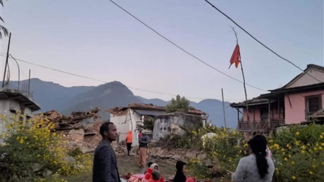 तेज भूकंप के बाद घर ढहने के बाद अपने घरों के बाहर खड़े लोग. (तस्वीर/पीटीआई)